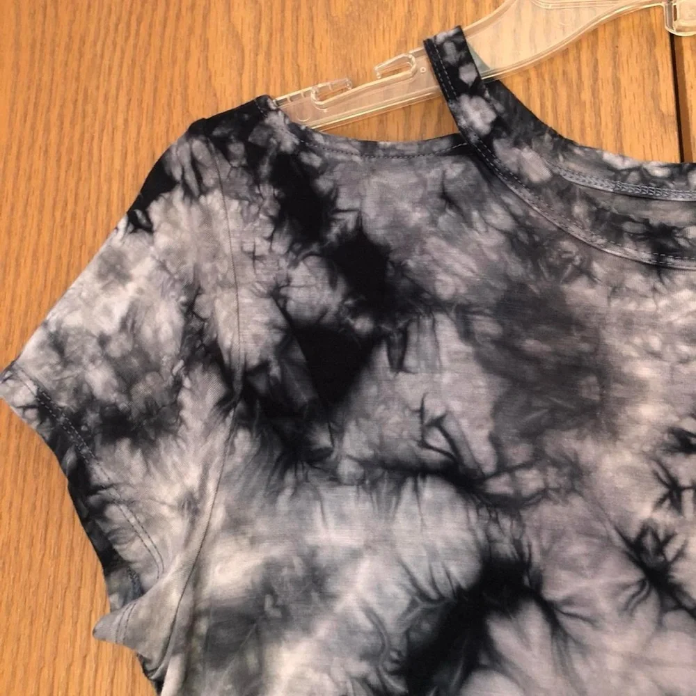 American Eagle Black & White Tie Dye Cold Shoulder Soft T Shirt Size Medium - Picture 4 of 4